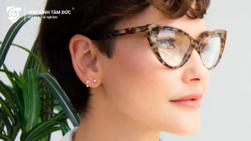 Chọn gọng kính Oval hoặc gọng kính mắt mèo để cho đôi mắt thêm to tròn, sắc sảo