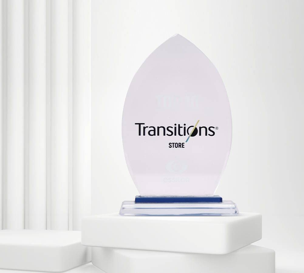 Cúp chứng nhận “Đối tác phân phối tròng kính Essilor Transitions chính hãng”