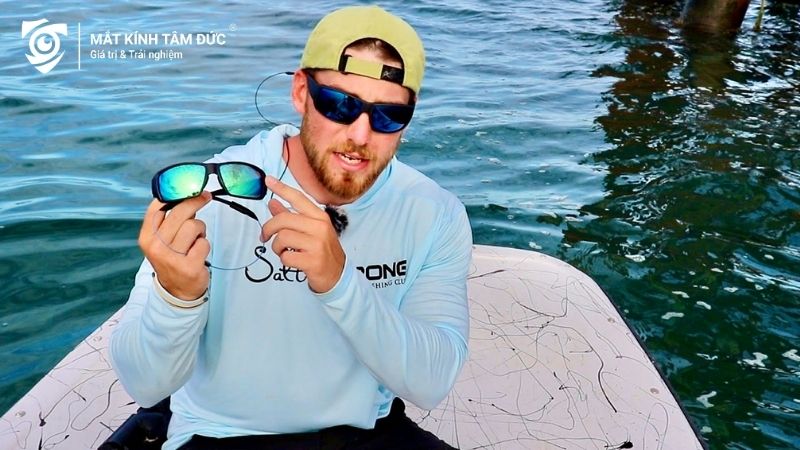 Kính phân cực polarized được sử dụng khi câu cá hoặc lái thuyền