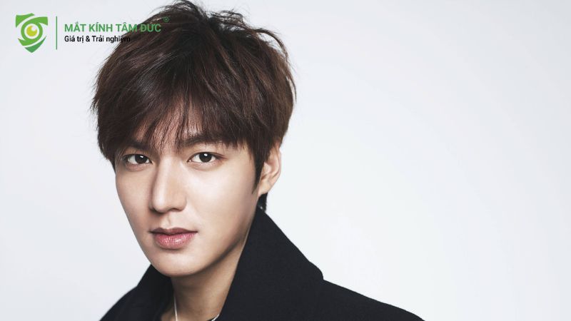 Lee Min Ho với đôi mắt phượng nam sâu và sắc sảo, thể hiện thần thái tự tin và mạnh mẽ.