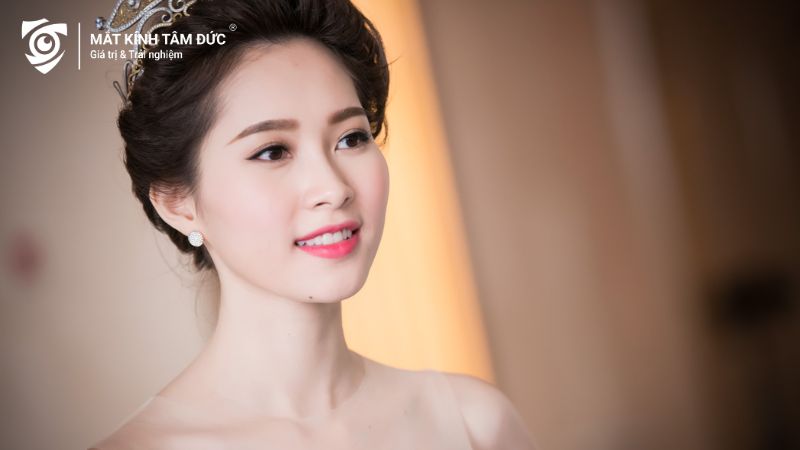 Người phụ nữ với đôi mắt phượng nhẹ nhàng, tỏa sáng và sắc sảo, tạo vẻ đẹp dịu dàng và thông minh.