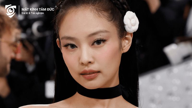 Hình ảnh Jennie của nhóm Black Pink, với mắt xếch và trang điểm đậm, tạo nét quyến rũ, tự tin và sang trọng.