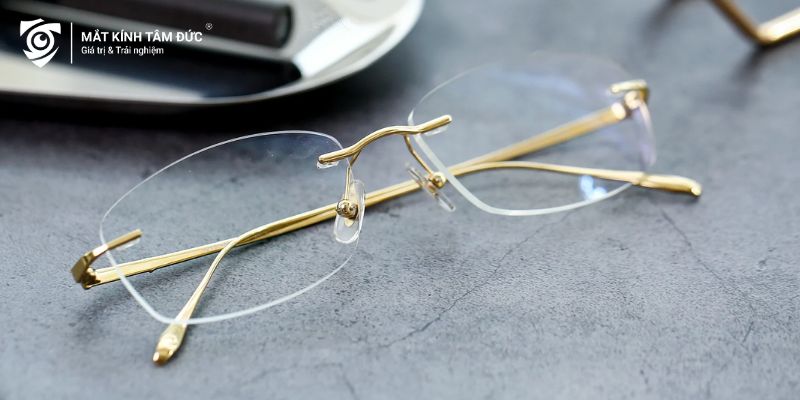 Kính không gọng là kính không có khung, tạo cảm giác tinh tế nhẹ nhàng khi đeo 