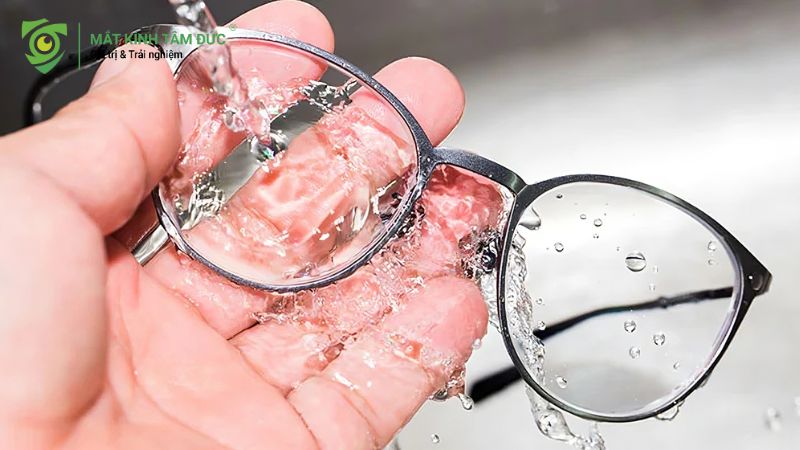 Gọng kính bị mốc xanh