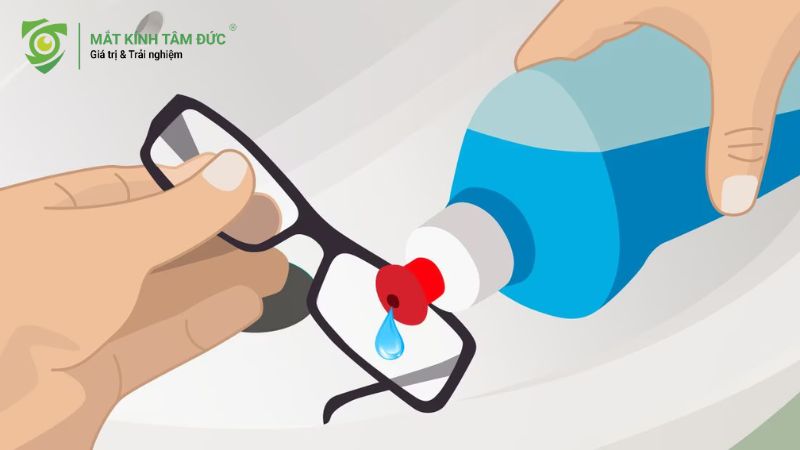 Sử dụng nước rửa chén để xứ lý keo 502 dính trên kính