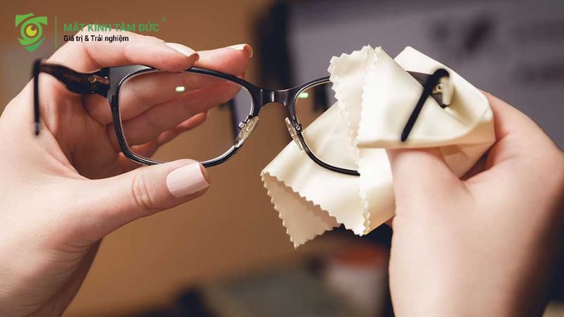 Sử dụng xăng hoặc Aceton để tẩy keo 502 dính trên tròng kính