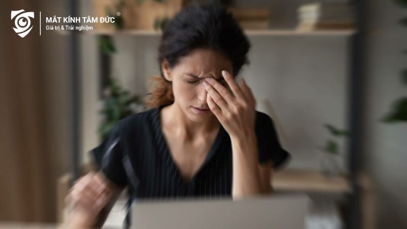 Dấu hiệu của đeo kính sai độ cận gây chóng mặt nhức đầu