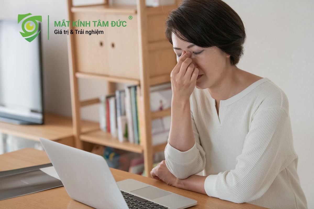 Bị cận không đeo kính có thể gây lác mắt do cơ chế điều tiết quá mức
