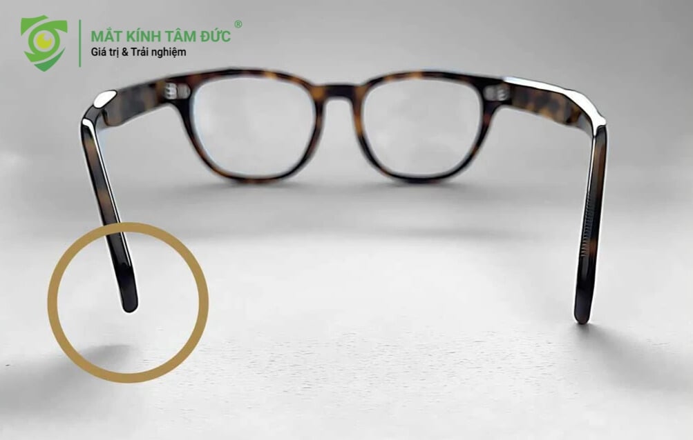 Đây là phương pháp đơn giản nhất tại nhà để xác định gọng kính bị lệch. Bạn hãy tháo kính và đặt úp trên một mặt bàn phẳng (như mặt bàn kính hoặc gương).