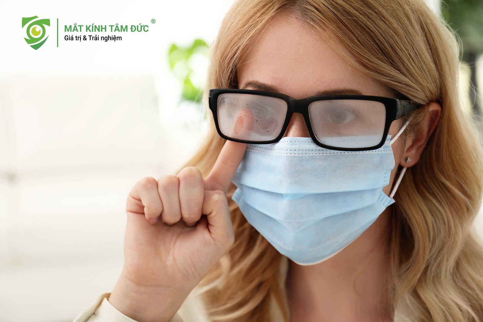 đeo khẩu trang là nguyên nhân khiến cụm từ cách đeo kính không bị mờ khi dùng khẩu trang trở thành xu hướng tìm kiếm hàng đầu. Khi chúng ta đeo khẩu trang, luồng hơi thở ấm từ miệng và mũi không thoát ra được phía trước mà bị đẩy ngược lên trên qua khe hở ở sống mũi. Chỉ cần một hơi thở nhẹ, toàn bộ mặt kính sẽ trắng xóa như có sương mù bao phủ.
