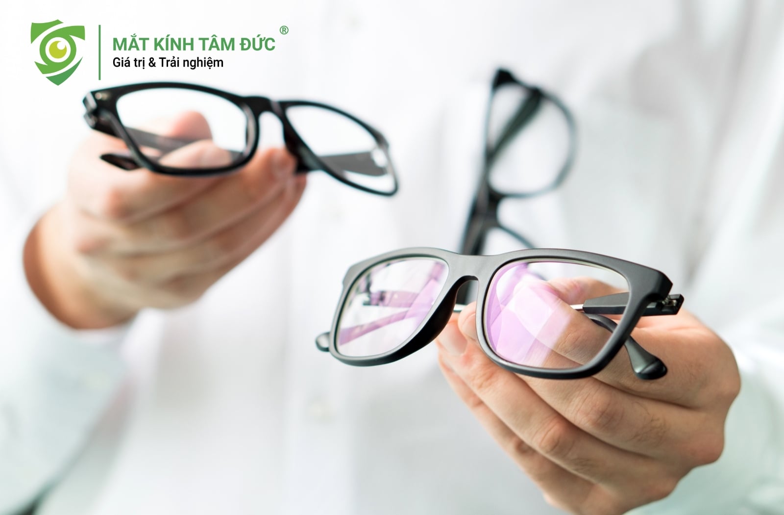 Nếu bạn phải đeo kính có độ thường xuyên, tròng mắt kính của bạn chính là tuyến phòng thủ đầu tiên. Không chỉ đơn thuần là điều chỉnh thị lực, tròng kính hiện đại cần được nâng cấp để chống lại ô nhiễm không khí và tác nhân độc hạ