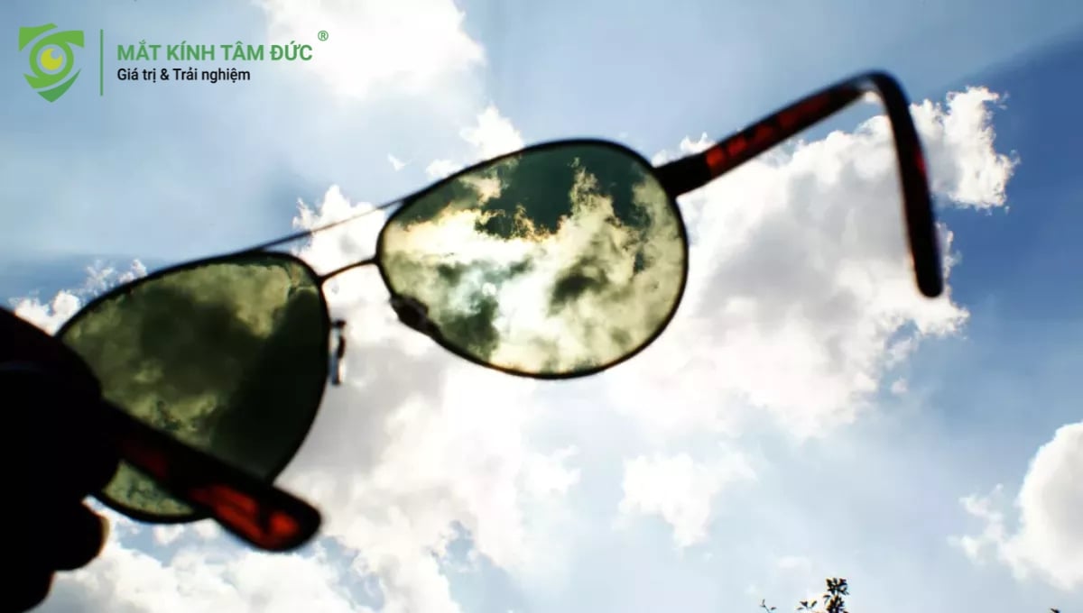Đây là yếu tố quan trọng tia Cực Tím (UVA và UVB) là nguyên nhân hàng đầu gây ra các bệnh lý nguy hiểm như đục thủy tinh thể, thoái hóa điểm vàng và ung thư mí mắt. Một chiếc kính mát dù đẹp đến đâu, nếu không có lớp phủ UV400 (chặn 100% tia cực tím), sẽ trở nên vô dụng.