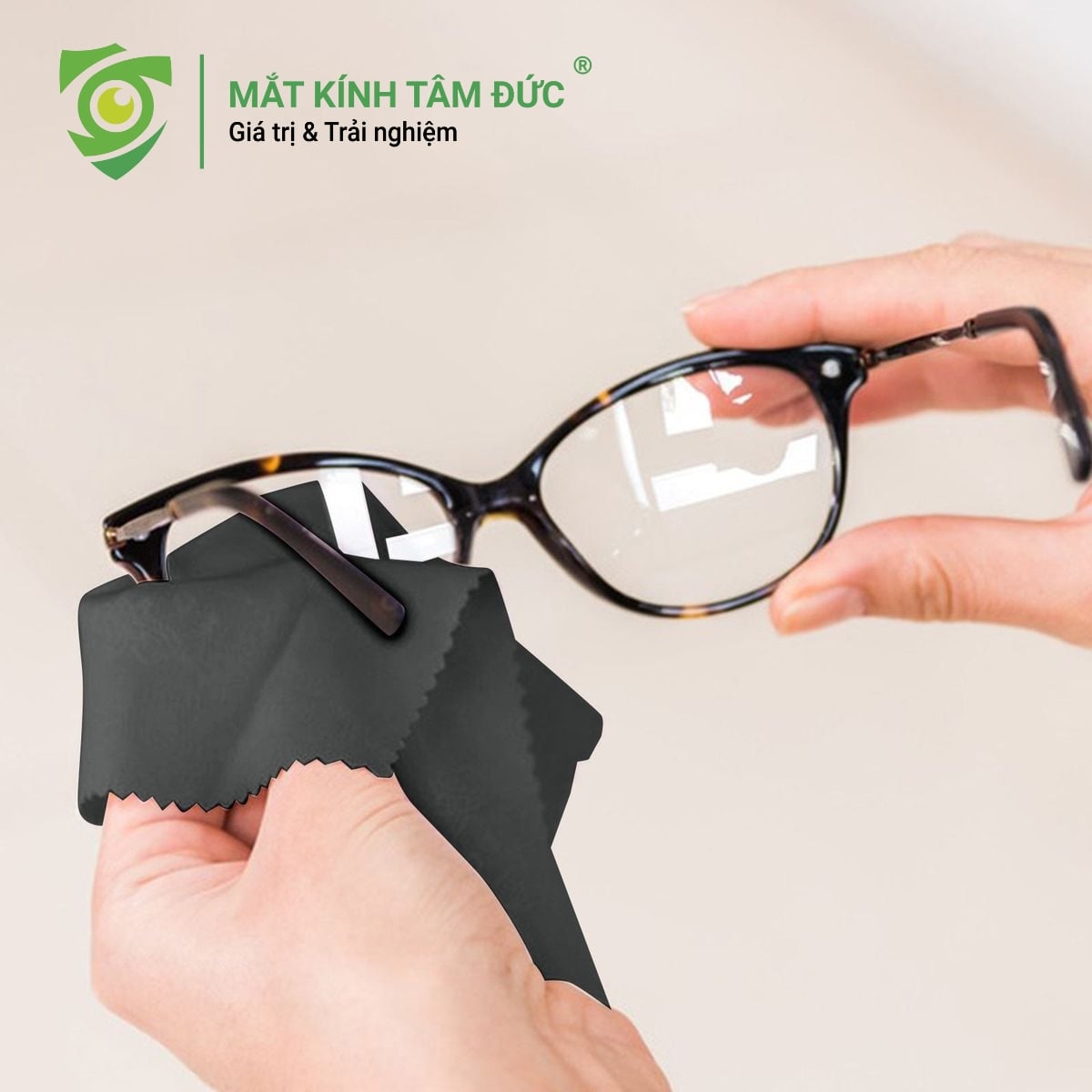 Vệ sinh kính đúng cách và an toàn tránh lây nhiễm vi khuẩn rất nhanh nếu không được làm sạch thường xuyên.
