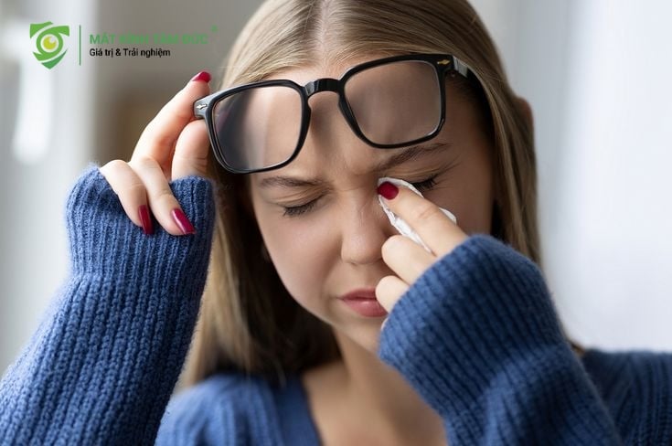 Đeo kính của người khác có lây bệnh không, tác hại khi dùng chung kính mắt gây mụn bọc và viêm da vùng mũi.