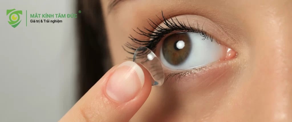 Đeo kính áp tròng khi vận động