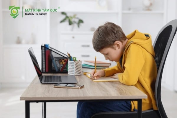 Thói quen học tập sai cách và nỗi lo trẻ em tăng độ cận nhanh