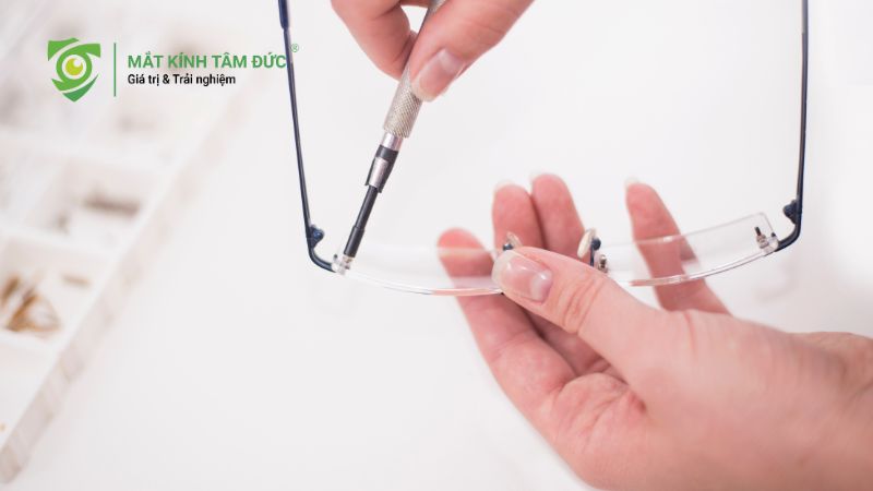 Hướng dẫn cách tháo, lắp tròng kính cận đơn giản mà ai cũng làm được