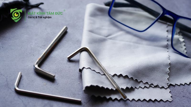 Hướng dẫn cách tháo, lắp tròng kính cận đơn giản mà ai cũng làm được