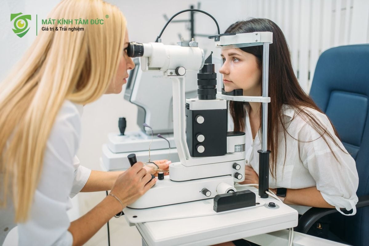 Một người đang kiểm tra độ cận thị của chiếc kính mới trong quá trình khám mắt toàn diện