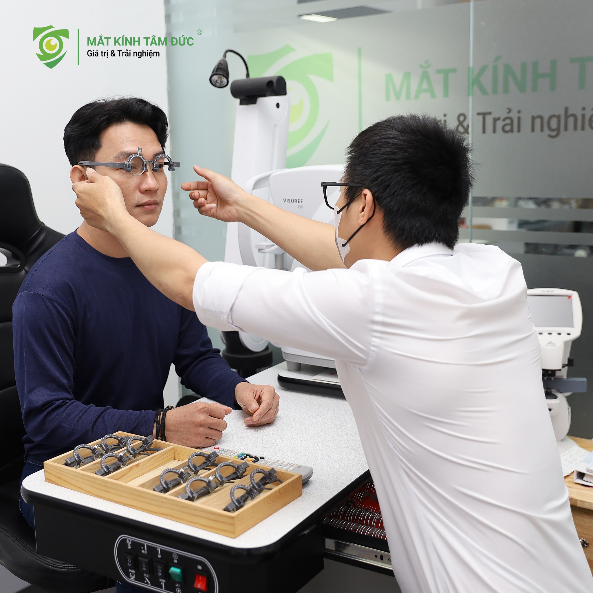 Việc khám mắt định kỳ không chỉ là để kiểm tra số độ mà còn theo dõi sức khỏe giác mạc, phát hiện sớm các dấu hiệu mỏi mắt điều tiết hoặc các bệnh lý tiềm ẩn.