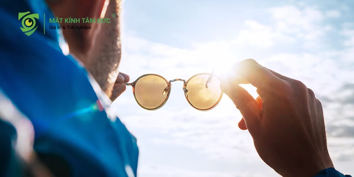Màu Vàng là một trong những màu tròng độc đáo nhất vì chức năng của nó ngược lại với các màu tròng truyền thống.