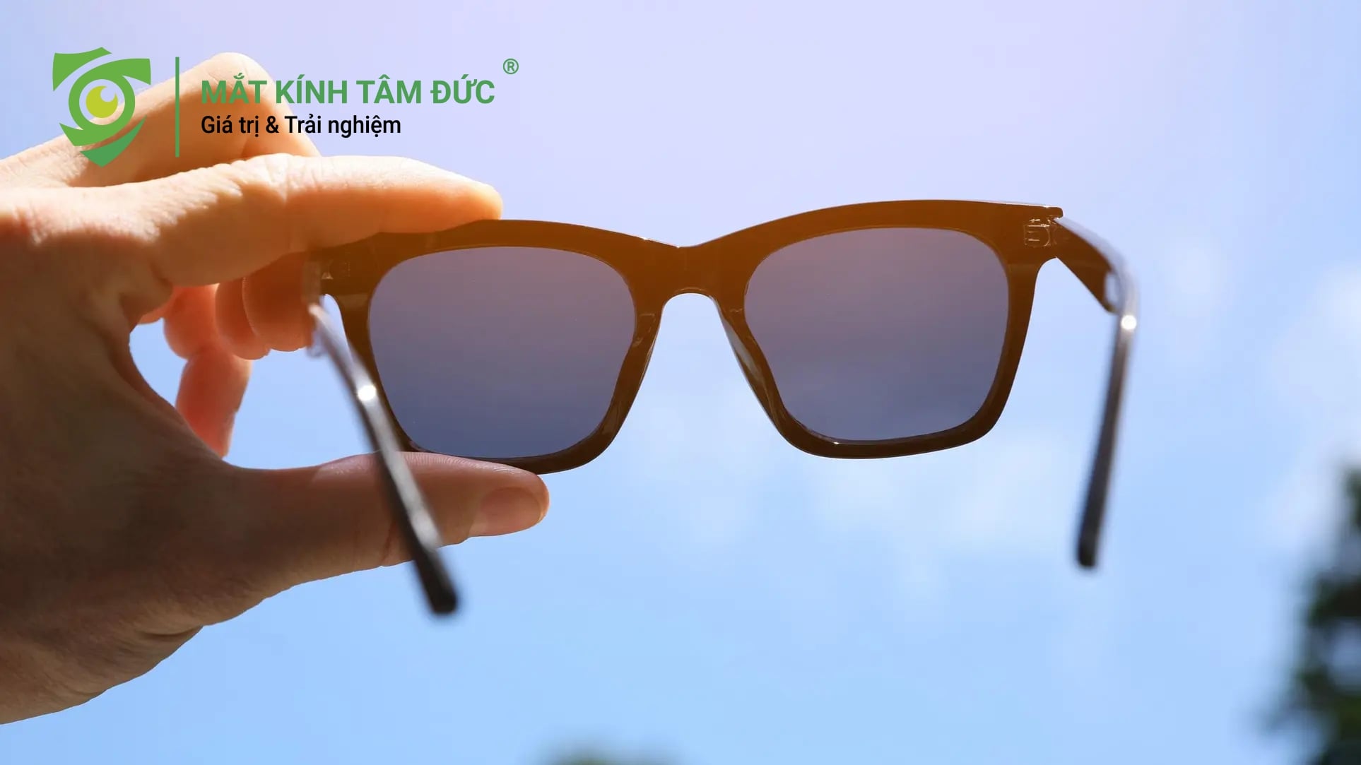 Kính râm Chống UV là loại kính được thiết kế để sử dụng ngoài trời, với độ sậm màu cao và thường đi kèm các công nghệ tăng cường