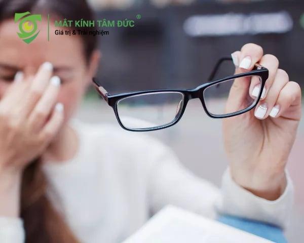 Nếu đã qua 7 ngày đeo kính liên tục mà bạn vẫn cảm thấy đeo kính mới bị nhức đầu dữ dội, không thể tập trung làm việc bạn nên phòng khám sớm nhất