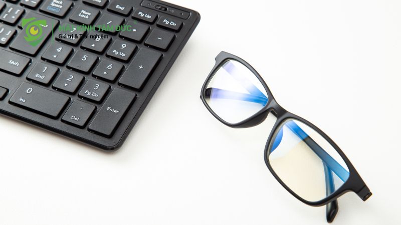 Tròng kính cận làm bằng gì? Hướng dẫn chọn chất liệu phù hợp bảo vệ mắt