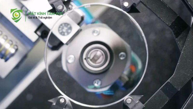 Tròng kính cận làm bằng gì? Hướng dẫn chọn chất liệu phù hợp bảo vệ mắt