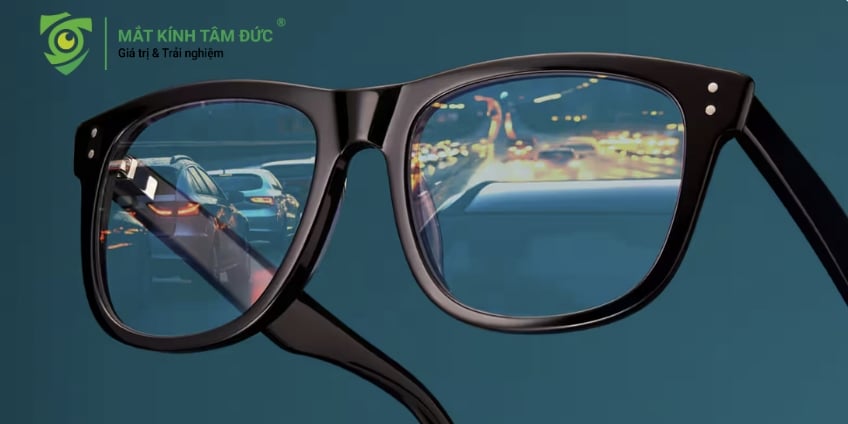 Kính lái xe ban đêm là một sản phẩm quang học được thiết kế đặc biệt nhằm mục đích tối ưu hóa tầm nhìn