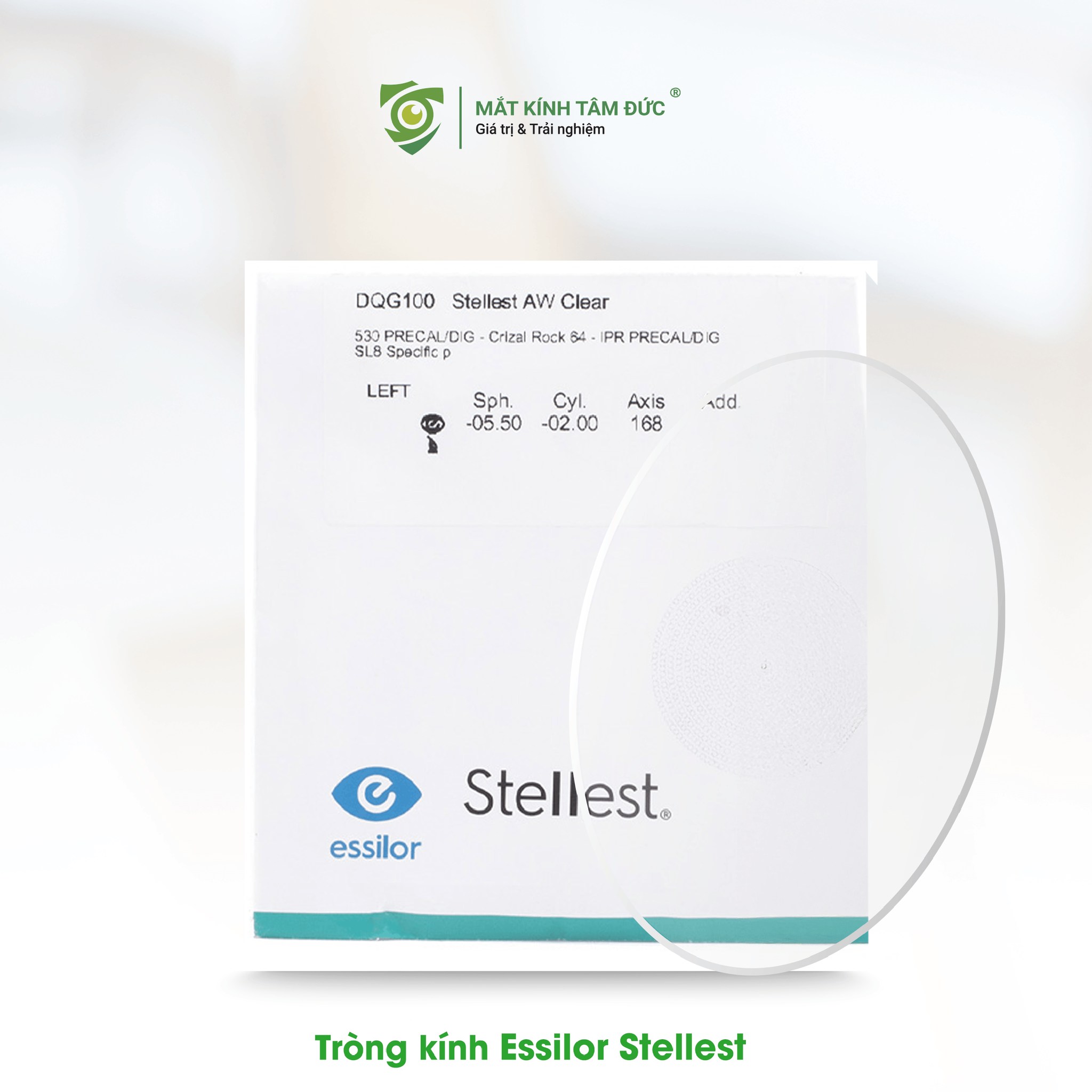 Tròng kính Essilor Stellest, một giải pháp kiểm soát tật cận thị cho trẻ em, kèm theo hộp sản phẩm có thông số độ mắt