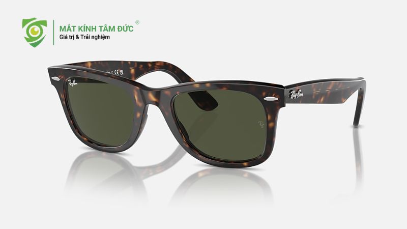 Key: mắt kính RayBanMeta: Phân biệt mắt kính RayBan thật giả chi tiết nhất từ hộp, tem, tròng kính đến check code, giúp bạn tránh hàng giả và chọn kính chính hãng an toàn.
12 cách phân biệt mắt kính RayBan thật giả chính xác nhất hiện nay
Sapo: Mắt kính RayBan thật giả ngày càng khó phân biệt, khiến nhiều người loay hoay khi chọn mua. Bài viết này sẽ hướng dẫn bạn 12 cách kiểm tra từ hộp, bao da, tròng kính đến mã code, giúp bạn tự tin lựa chọn sản phẩm chính hãng, vừa an toàn cho mắt vừa thời thượng. Cùng Mắt Kính Tâm Đức khám phá ngay để biết cách chọn kính phù hợp nhé.
Tại sao cần phân biệt mắt kính RayBan chính hãng?
Mắt kính RayBan là thương hiệu mắt kính nổi tiếng toàn cầu, được ưa chuộng nhờ thiết kế thời thượng và khả năng bảo vệ mắt vượt trội. Chính vì độ “hot” này mà thị trường hiện nay xuất hiện rất nhiều sản phẩm RayBan giả, nhái tinh vi, gây khó khăn cho người tiêu dùng trong việc nhận biết. Việc phân biệt kính RayBan chính hãng không chỉ giúp bạn tránh mất tiền oan mà còn bảo vệ trực tiếp thị lực và sức khỏe đôi mắt về lâu dài.
Thực trạng hàng mắt kính RayBan giả tại Việt Nam
Tại Việt Nam, mắt kính RayBan giả được bày bán tràn lan trên các sàn thương mại điện tử, mạng xã hội và nhiều cửa hàng nhỏ lẻ với mức giá rẻ bất thường. Hàng giả ngày càng được làm tinh vi, từ logo, bao bì đến phụ kiện đi kèm, khiến người mua dễ nhầm lẫn nếu không có kinh nghiệm. Không ít người vì ham rẻ hoặc thiếu thông tin đã vô tình mua phải mắt kính RayBan kém chất lượng mà không hề hay biết.
Những hậu quả khôn lường khi sử dụng kính RayBan giả
Việc sử dụng mắt kính RayBan giả là lựa chọn mà nhiều người vô tình mắc phải vì mức giá rẻ và hình thức bên ngoài khá giống hàng thật. Tuy nhiên, đằng sau đó là những hệ lụy không nhỏ mà người dùng nên cân nhắc:
Không bảo vệ mắt khỏi tia UV: Kính giả thường không có khả năng chống tia cực tím, khiến mắt dễ mỏi, khô và suy giảm thị lực khi tiếp xúc ánh nắng thường xuyên.
Gây nhức mắt, đau đầu: Tròng kính kém chất lượng, dễ méo hình hoặc sai tiêu cự làm mắt phải điều tiết liên tục, gây cảm giác khó chịu.
Ảnh hưởng đến làn da: Gọng kính làm từ vật liệu rẻ tiền có thể gây kích ứng, ngứa hoặc mẩn đỏ ở vùng mũi và tai.
Độ bền thấp, nhanh hỏng: Kính dễ trầy xước, gãy vỡ, không có bảo hành rõ ràng, dẫn đến tốn kém chi phí thay mới.
Giảm trải nghiệm và sự tự tin: Kính giả không mang lại cảm giác thoải mái và giá trị thẩm mỹ như sản phẩm chính hãng.
<Chỉ kính RayBan thật mới chống tia UV hiệu quả>
Nhìn chung, để bảo vệ đôi mắt và đảm bảo sự an tâm khi sử dụng lâu dài, người dùng nên lựa chọn mắt kính RayBan chính hãng tại các cửa hàng uy tín thay vì đánh đổi sức khỏe bằng những sản phẩm kém chất lượng.
Xem thêm: Cách đeo tai nghe không bị đau khi đeo kính: 5 mẹo bạn cần biết
2. Top 11 cách phân biệt mắt kính Rayban thật giả chính xác nhất hiện nay
Hộp mắt kính RayBan
Hộp kính là chi tiết đầu tiên người mua có thể quan sát để nhận biết kính RayBan chính hãng hay không. Những sản phẩm RayBan chính hãng luôn được đóng gói cẩn thận, thể hiện rõ sự chỉn chu của thương hiệu ngay từ bao bì.
Hàng thật: Hộp làm từ bìa cứng dày, cầm chắc tay, logo RayBan in sắc nét. Trên hộp có đầy đủ thông tin như tên thương hiệu, mã sản phẩm, mã màu, nơi sản xuất và mã vạch, tất cả đều được in sắc sảo, dễ đọc.
Hàng giả: Hộp mỏng, nhẹ, logo in mờ hoặc lem, thiếu thông tin hoặc in sai chi tiết.
<Hộp kính RayBan thật có logo sắc nét và thông tin đầy đủ>
Bao da đựng kính
Bao da đi kèm thể hiện rõ mức độ hoàn thiện của kính RayBan chính hãng, bởi RayBan luôn đầu tư kỹ lưỡng từ sản phẩm chính đến phụ kiện đi kèm.
Hàng thật: Bao da có độ cứng cáp vừa phải, giữ form tốt và không bị biến dạng khi bóp nhẹ. Đường may thẳng, đều tay, các mũi chỉ chắc chắn và không bị xơ. Logo RayBan được dập chìm sắc nét, cân đối, khó bong tróc dù sử dụng lâu dài.
Hàng giả: ao da thường mềm, dễ gập hoặc mất form sau thời gian ngắn sử dụng. Chất liệu da thô, sần hoặc có mùi nhựa nồng.
<Bao da kính RayBan chính hãng chắc chắn và giữ form tốt>
Khăn lau mắt kính Rayban
Bên cạnh kính và bao da, khăn lau cũng là phụ kiện đi kèm giúp người mua kiểm tra tính chính hãng của mắt kính RayBan một cách trực quan. Sau đây là cách phân biệt sản phẩm RayBan thật, giả như sau:
Hàng thật: Khăn được làm từ vải microfiber cao cấp, bề mặt mềm mịn, sờ êm tay và không gây trầy xước tròng kính khi sử dụng. Khăn ít xù lông, giữ form tốt sau nhiều lần giặt. Logo RayBan được in sắc nét, màu đều, đúng phông chữ và khó phai trong quá trình sử dụng.
Hàng giả: Khăn thường mỏng, chất vải thô ráp, dễ xù lông hoặc để lại bụi vải trên tròng kính và logo in nhạt.
<Khăn lau kính RayBan thật có logo sắc nét và khó phai màu>
Tem sản phẩm và chữ khắc chìm
Để nhận biết mắt kính RayBan thật hay giả, việc quan sát tem sản phẩm và chữ khắc chìm là bước kiểm tra quan trọng. Những chi tiết này tuy nhỏ nhưng thể hiện độ chính xác và tiêu chuẩn nghiêm ngặt chỉ có ở sản phẩm chính hãng.
Hàng thật: Tem in rõ ràng, chữ khắc chìm sắc nét, đúng font đặc trưng của RayBan.
Hàng giả: Tem mờ, chữ khắc nông, không đều hoặc dễ trầy xóa.
<Tem in rõ ràng và chữ khắc chìm đúng font chỉ có ở kính RayBan chính hãng>
Đệm mũi của mắt kính Rayban
Đệm mũi là bộ phận nhỏ nhưng quan trọng, quyết định sự thoải mái và trải nghiệm khi đeo kính RayBan. Sau đây là những thông tin chi tiết về đệm mũi của mắt kính Rayban
Hàng thật: Đệm mũi mềm, đàn hồi tốt, không gây đau sống mũi khi đeo lâu.
Hàng giả: Đệm cứng, nhanh ố màu, dễ gây khó chịu.
<Đệm mũi kính RayBan thật tạo cảm giác thoải mái khi đeo lâu>
Sách hướng dẫn, phiếu bảo hành
Khi mua kính RayBan, kiểm tra sách hướng dẫn và phiếu bảo hành là bước quan trọng để xác nhận sản phẩm chính hãng. RayBan luôn cung cấp đầy đủ giấy tờ đi kèm cho sản phẩm chính hãng.
Hàng thật: Có sách hướng dẫn và phiếu bảo hành in trên giấy dày, nội dung rõ ràng.
Hàng giả: Thiếu giấy tờ hoặc in sơ sài, thông tin không nhất quán.
<Việc thiếu giấy tờ đi kèm là dấu hiệu cần cân nhắc trước khi mua.
Tròng kính
Khi kiểm tra mắt kính RayBan, tròng kính là yếu tố then chốt để đánh giá chất lượng và tính chính hãng của sản phẩm.
Hàng thật: Hình ảnh trong, không méo, chống tia UV tốt, đeo lâu không mỏi mắt.
Hàng giả: Dễ nhòe, chói, gây nhức mắt và đau đầu.
<Tròng kính chất lượng kém không chỉ gây khó chịu mà còn ảnh hưởng đến thị lực.
Bản lề kính
Bản lề là chi tiết nhỏ nhưng quyết định sự chắc chắn và độ bền lâu dài của kính RayBan. Một bản lề chất lượng kém có thể khiến kính nhanh hư hỏng và gây bất tiện khi sử dụng.
Hàng thật: Gập mở mượt mà, chắc tay, không phát ra tiếng.
Hàng giả: Bản lề lỏng, kẹt, nhanh hỏng.
< Bản lề kém chất lượng sẽ làm giảm tuổi thọ của kính.
Gọng kính RayBan
Khi quan sát gọng kính RayBan, bạn sẽ nhận thấy ngay sự khác biệt về chất lượng và độ cân đối giữa hàng thật và hàng giả.
Hàng thật: Cầm chắc tay, không lệch, chữ in rõ và đúng kiểu chữ RayBan. Ví dụ, mẫu gọng kính RayBan 0RX5315D được làm từ nhựa dẻo cao cấp, màu đen bóng, cầm chắc tay và rất cân đối, các chữ in trên gọng rõ ràng và đúng kiểu chữ RayBan.
Hàng giả: Nhẹ bất thường, dễ cong vênh, chữ in mờ hoặc sai font.
<Một chiếc gọng đẹp và cân đối thường chỉ có ở kính chính hãng.
Cách check code kính RayBan
Mã code là thông tin quan trọng giúp người mua kiểm tra nguồn gốc kính. Để đảm bảo mua được kính RayBan chính hãng, việc kiểm tra mã code đi kèm là bước không thể bỏ qua.
Hàng thật: Có mã code rõ ràng, tra cứu được thông tin trên website chính thức.
Hàng giả: Mã sai, thiếu hoặc không thể kiểm tra.
Nguồn gốc xuất xứ và giấy tờ đi kèm
Xác định nguồn gốc xuất xứ và giấy tờ đi kèm là bước cuối cùng nhưng thiết yếu để đảm bảo mua được kính RayBan chính hãng.
Hàng thật: Mua tại đại lý ủy quyền, có hóa đơn và chứng từ đầy đủ.
Hàng giả: Bán trôi nổi, không chứng minh được xuất xứ, giá rẻ bất thường.
Xem thêm: Top 5 mẫu gọng kính Ray-Ban “huyền thoại” không lỗi mốt năm 2026
Có nên mua mắt kính RayBan xách tay không?
Thực tế, việc mua kính RayBan xách tay không phải lúc nào cũng xấu, nhưng nó chỉ thực sự phù hợp trong những trường hợp cụ thể:
Có kiến thức và kinh nghiệm: Người mua cần biết phân biệt hàng thật và hàng giả, từ tem, logo, tròng kính đến phụ kiện đi kèm.
Nguồn mua tin cậy: Nên mua từ bạn bè, người thân ở nước ngoài hoặc các cửa hàng uy tín đã kiểm chứng.
Chấp nhận rủi ro về bảo hành và đổi trả: Người mua cần sẵn sàng nếu sản phẩm không được bảo hành chính hãng hoặc gặp khó khăn khi đổi trả.
<Mua kính RayBan xách tay chỉ phù hợp với người có kinh nghiệm>
Đối với đa số người tiêu dùng phổ thông, việc mua kính RayBan xách tay vẫn tiềm ẩn nhiều nguy cơ hơn lợi ích. Nếu không có kinh nghiệm kiểm tra kỹ sản phẩm, bạn rất dễ mua phải kính giả, tròng kính kém chất lượng, không bảo vệ mắt khỏi tia UV và gặp rủi ro về sức khỏe đôi mắt cũng như chi phí thay thế sau này.
Những rủi ro cần biết khi mua mắt kính RayBan xách tay
Mua mắt kính RayBan xách tay tưởng chừng là cách tiết kiệm nhưng lại tiềm ẩn nhiều rủi ro mà người dùng cần nắm rõ trước khi quyết định. Sau đây là những rủi ro mà Mắt Kinh Tâm Đức đã tìm hiểu giúp bạn, hy vọng sẽ cung cấp những thông tin hữu ích để bạn có thể lựa chọn được sản phẩm chính hãng và an toàn.
Không đảm bảo nguồn gốc xuất xứ
Phần lớn kính RayBan xách tay không có hóa đơn, chứng từ nhập khẩu hoặc giấy xác nhận phân phối chính hãng. Điều này khiến người mua khó xác định kính có thực sự là hàng chính hãng hay chỉ là hàng trôi nổi đội lốt xách tay.
Dễ mua phải kính RayBan giả, nhái tinh vi
Hiện nay, kính RayBan giả được làm rất giống hàng thật, từ hộp, bao da đến mã code. Người mua thiếu kinh nghiệm rất dễ nhầm lẫn, đặc biệt khi người bán quảng cáo là “xách tay từ Mỹ, Ý”. Kính giả thường có:
Tròng kính không chống tia UV đúng chuẩn
Hình ảnh nhìn qua bị méo, chói
Chất liệu gọng kém bền
Không được bảo hành chính hãng
Khi mua kính RayBan tại đại lý ủy quyền, người dùng sẽ được hưởng chính sách bảo hành chính hãng theo tiêu chuẩn của RayBan. Ngược lại, kính xách tay hầu như không có bảo hành rõ ràng, hoặc chỉ bảo hành miệng từ người bán, gây bất lợi nếu kính gặp lỗi.
Khó kiểm tra mã code và thông tin sản phẩm
Nhiều mẫu kính RayBan xách tay thường khó kiểm tra mã code và thông tin sản phẩm, do mã code có thể được in sai chuẩn hoặc không đúng định dạng của hãng. Bên cạnh đó, các thông tin trên gọng kính như model, kích thước, màu sắc đôi khi không trùng khớp khi tra cứu, khiến người mua khó xác minh tính chính hãng.
Trong nhiều trường hợp, kính còn không xác định được chính xác nơi sản xuất, làm giảm độ tin cậy và tiềm ẩn nguy cơ mua phải hàng kém chất lượng.
Nguy cơ ảnh hưởng đến sức khỏe đôi mắt
Tròng kính kém chất lượng, không đạt chuẩn chống tia UV có thể gây nhức mỏi mắt, đau đầu và làm giảm thị lực khi sử dụng lâu dài. Đặc biệt, với những người thường xuyên đeo kính khi lái xe hoặc đi ngoài trời nắng, các rủi ro này càng trở nên đáng lo ngại và dễ ảnh hưởng trực tiếp đến sinh hoạt hằng ngày.
<Kính RayBan xách tay khó kiểm tra mã code và nguồn gốc xuất xứ>
Những rủi ro từ việc mua kính RayBan xách tay không chỉ ảnh hưởng đến trải nghiệm khi sử dụng mà còn tiềm ẩn nguy cơ về chất lượng và sức khỏe thị lực. Lựa chọn mua kính tại đại lý ủy quyền hoặc cửa hàng uy tín sẽ đảm bảo sản phẩm chính hãng, được bảo hành đầy đủ và giúp bạn an tâm tuyệt đối khi sử dụng.
Lưu ý quan trọng khi mua mắt kính RayBan chính hãng
Khi mua mắt kính RayBan, ngoài kiểu dáng, người dùng cần nắm các lưu ý để đảm bảo sản phẩm chính hãng, chất lượng và an toàn cho mắt. Dưới đây là thông tin về giá cả và địa chỉ uy tín bạn nên biết.
Giá kính RayBan chính hãng dao động bao nhiêu?
Giá kính RayBan chính hãng tại Việt Nam thường dao động từ khoảng 3.000.000 đến 6.000.000 đồng, tùy vào dòng kính, kiểu dáng, chất liệu gọng và công nghệ tròng kính đi kèm. Các mẫu kính RayBan Polarized, RayBan chống tia UV cao cấp hoặc phiên bản giới hạn thường có mức giá cao hơn so với các dòng phổ thông. Nếu bạn gặp những sản phẩm được rao bán với giá quá rẻ so với mặt bằng chung, khả năng cao đó là kính RayBan giả hoặc hàng không rõ nguồn gốc.
Mua kính RayBan chính hãng ở đâu uy tín?
Để đảm bảo mua đúng mắt kính RayBan chính hãng, bạn nên ưu tiên lựa chọn các cửa hàng mắt kính lớn, hệ thống phân phối chính thức hoặc đại lý được ủy quyền của RayBan tại Việt Nam. Những địa chỉ uy tín thường cung cấp đầy đủ hộp đựng, khăn lau, thẻ bảo hành và hóa đơn rõ ràng. Ngoài ra, bạn nên tránh mua kính RayBan qua các trang bán hàng cá nhân không có thông tin minh bạch, vì rất khó kiểm chứng nguồn gốc sản phẩm và quyền lợi bảo hành sau này.
<Để đảm bảo chính hãng cần kiểm tra hộp đựng khăn lau thẻ bảo hành và hóa đơn>
Xem thêm: 10+ mẫu kính đi biển cho nam, nữ trẻ trung thời thượng năm 2025
Nhìn chung, việc lựa chọn mắt kính RayBan chính hãng không chỉ giúp bạn sở hữu sản phẩm thời trang, chất lượng mà còn đảm bảo an toàn cho sức khỏe đôi mắt. Bằng cách kiểm tra kỹ các chi tiết như hộp đựng, bao da, tròng kính, tem sản phẩm, mã code và mua tại đại lý uy tín, bạn hoàn toàn có thể tránh được những rủi ro từ hàng giả, hàng xách tay kém chất lượng. Hãy ghé ngay Mắt kính Tâm Đức để được khám mắt, tư vấn chọn kính phù hợp và sở hữu mắt kính RayBan chính hãng, bảo vệ tối ưu thị lực của bạn.
An tâm tuyệt đối khi chăm sóc kính tại Mắt kính Tâm Đức
Thay vì lo lắng về rủi ro làm hỏng cặp kính yêu thích, hãy để Mắt kính Tâm Đức giúp bạn chăm sóc đôi mắt và phụ kiện của mình một cách chuyên nghiệp nhất. Khi đến với chúng tôi, bạn sẽ được:
Kỹ thuật viên tay nghề cao trực tiếp thao tác tháo lắp, vệ sinh tròng kính bằng thiết bị chuyên dụng, đảm bảo không một vết trầy xước.
Hỗ trợ xử lý các ca khó như gọng khoan không viền, gọng kim loại mảnh hoặc tròng kính chiết suất cao đắt tiền.
Kiểm tra và cân chỉnh độ ổn định của kính sau khi lắp, giúp kính luôn vừa vặn và mang lại tầm nhìn tốt nhất cho mắt.
Tư vấn bảo dưỡng lớp phủ để giữ cho tròng kính luôn trong veo như mới.
Đặt lịch hẹn trực tuyến ngay để được kỹ thuật viên Mắt kính Tâm Đức hỗ trợ tận tình: Tại đây
Key: mắt kính RayBan
Meta: Phân biệt mắt kính RayBan thật giả chi tiết nhất từ hộp, tem, tròng kính đến check code, giúp bạn tránh hàng giả và chọn kính chính hãng an toàn.
12 cách phân biệt mắt kính RayBan thật giả chính xác nhất hiện nay
Sapo: Mắt kính RayBan thật giả ngày càng khó phân biệt, khiến nhiều người loay hoay khi chọn mua. Bài viết này sẽ hướng dẫn bạn 12 cách kiểm tra từ hộp, bao da, tròng kính đến mã code, giúp bạn tự tin lựa chọn sản phẩm chính hãng, vừa an toàn cho mắt vừa thời thượng. Cùng Mắt Kính Tâm Đức khám phá ngay để biết cách chọn kính phù hợp nhé.
Tại sao cần phân biệt mắt kính RayBan chính hãng?
Mắt kính RayBan là thương hiệu mắt kính nổi tiếng toàn cầu, được ưa chuộng nhờ thiết kế thời thượng và khả năng bảo vệ mắt vượt trội. Chính vì độ “hot” này mà thị trường hiện nay xuất hiện rất nhiều sản phẩm RayBan giả, nhái tinh vi, gây khó khăn cho người tiêu dùng trong việc nhận biết. Việc phân biệt kính RayBan chính hãng không chỉ giúp bạn tránh mất tiền oan mà còn bảo vệ trực tiếp thị lực và sức khỏe đôi mắt về lâu dài.
Thực trạng hàng mắt kính RayBan giả tại Việt Nam
Tại Việt Nam, mắt kính RayBan giả được bày bán tràn lan trên các sàn thương mại điện tử, mạng xã hội và nhiều cửa hàng nhỏ lẻ với mức giá rẻ bất thường. Hàng giả ngày càng được làm tinh vi, từ logo, bao bì đến phụ kiện đi kèm, khiến người mua dễ nhầm lẫn nếu không có kinh nghiệm. Không ít người vì ham rẻ hoặc thiếu thông tin đã vô tình mua phải mắt kính RayBan kém chất lượng mà không hề hay biết.
Những hậu quả khôn lường khi sử dụng kính RayBan giả
Việc sử dụng mắt kính RayBan giả là lựa chọn mà nhiều người vô tình mắc phải vì mức giá rẻ và hình thức bên ngoài khá giống hàng thật. Tuy nhiên, đằng sau đó là những hệ lụy không nhỏ mà người dùng nên cân nhắc:
Không bảo vệ mắt khỏi tia UV: Kính giả thường không có khả năng chống tia cực tím, khiến mắt dễ mỏi, khô và suy giảm thị lực khi tiếp xúc ánh nắng thường xuyên.
Gây nhức mắt, đau đầu: Tròng kính kém chất lượng, dễ méo hình hoặc sai tiêu cự làm mắt phải điều tiết liên tục, gây cảm giác khó chịu.
Ảnh hưởng đến làn da: Gọng kính làm từ vật liệu rẻ tiền có thể gây kích ứng, ngứa hoặc mẩn đỏ ở vùng mũi và tai.
Độ bền thấp, nhanh hỏng: Kính dễ trầy xước, gãy vỡ, không có bảo hành rõ ràng, dẫn đến tốn kém chi phí thay mới.
Giảm trải nghiệm và sự tự tin: Kính giả không mang lại cảm giác thoải mái và giá trị thẩm mỹ như sản phẩm chính hãng.
<Chỉ kính RayBan thật mới chống tia UV hiệu quả>
Nhìn chung, để bảo vệ đôi mắt và đảm bảo sự an tâm khi sử dụng lâu dài, người dùng nên lựa chọn mắt kính RayBan chính hãng tại các cửa hàng uy tín thay vì đánh đổi sức khỏe bằng những sản phẩm kém chất lượng.
Xem thêm: Cách đeo tai nghe không bị đau khi đeo kính: 5 mẹo bạn cần biết
2. Top 11 cách phân biệt mắt kính Rayban thật giả chính xác nhất hiện nay
Hộp mắt kính RayBan
Hộp kính là chi tiết đầu tiên người mua có thể quan sát để nhận biết kính RayBan chính hãng hay không. Những sản phẩm RayBan chính hãng luôn được đóng gói cẩn thận, thể hiện rõ sự chỉn chu của thương hiệu ngay từ bao bì.
Hàng thật: Hộp làm từ bìa cứng dày, cầm chắc tay, logo RayBan in sắc nét. Trên hộp có đầy đủ thông tin như tên thương hiệu, mã sản phẩm, mã màu, nơi sản xuất và mã vạch, tất cả đều được in sắc sảo, dễ đọc.
Hàng giả: Hộp mỏng, nhẹ, logo in mờ hoặc lem, thiếu thông tin hoặc in sai chi tiết.
<Hộp kính RayBan thật có logo sắc nét và thông tin đầy đủ>
Bao da đựng kính
Bao da đi kèm thể hiện rõ mức độ hoàn thiện của kính RayBan chính hãng, bởi RayBan luôn đầu tư kỹ lưỡng từ sản phẩm chính đến phụ kiện đi kèm.
Hàng thật: Bao da có độ cứng cáp vừa phải, giữ form tốt và không bị biến dạng khi bóp nhẹ. Đường may thẳng, đều tay, các mũi chỉ chắc chắn và không bị xơ. Logo RayBan được dập chìm sắc nét, cân đối, khó bong tróc dù sử dụng lâu dài.
Hàng giả: ao da thường mềm, dễ gập hoặc mất form sau thời gian ngắn sử dụng. Chất liệu da thô, sần hoặc có mùi nhựa nồng.
<Bao da kính RayBan chính hãng chắc chắn và giữ form tốt>
Khăn lau mắt kính Rayban
Bên cạnh kính và bao da, khăn lau cũng là phụ kiện đi kèm giúp người mua kiểm tra tính chính hãng của mắt kính RayBan một cách trực quan. Sau đây là cách phân biệt sản phẩm RayBan thật, giả như sau:
Hàng thật: Khăn được làm từ vải microfiber cao cấp, bề mặt mềm mịn, sờ êm tay và không gây trầy xước tròng kính khi sử dụng. Khăn ít xù lông, giữ form tốt sau nhiều lần giặt. Logo RayBan được in sắc nét, màu đều, đúng phông chữ và khó phai trong quá trình sử dụng.
Hàng giả: Khăn thường mỏng, chất vải thô ráp, dễ xù lông hoặc để lại bụi vải trên tròng kính và logo in nhạt.
<Khăn lau kính RayBan thật có logo sắc nét và khó phai màu>
Tem sản phẩm và chữ khắc chìm
Để nhận biết mắt kính RayBan thật hay giả, việc quan sát tem sản phẩm và chữ khắc chìm là bước kiểm tra quan trọng. Những chi tiết này tuy nhỏ nhưng thể hiện độ chính xác và tiêu chuẩn nghiêm ngặt chỉ có ở sản phẩm chính hãng.
Hàng thật: Tem in rõ ràng, chữ khắc chìm sắc nét, đúng font đặc trưng của RayBan.
Hàng giả: Tem mờ, chữ khắc nông, không đều hoặc dễ trầy xóa.
<Tem in rõ ràng và chữ khắc chìm đúng font chỉ có ở kính RayBan chính hãng>
Đệm mũi của mắt kính Rayban
Đệm mũi là bộ phận nhỏ nhưng quan trọng, quyết định sự thoải mái và trải nghiệm khi đeo kính RayBan. Sau đây là những thông tin chi tiết về đệm mũi của mắt kính Rayban
Hàng thật: Đệm mũi mềm, đàn hồi tốt, không gây đau sống mũi khi đeo lâu.
Hàng giả: Đệm cứng, nhanh ố màu, dễ gây khó chịu.
<Đệm mũi kính RayBan thật tạo cảm giác thoải mái khi đeo lâu>
Sách hướng dẫn, phiếu bảo hành
Khi mua kính RayBan, kiểm tra sách hướng dẫn và phiếu bảo hành là bước quan trọng để xác nhận sản phẩm chính hãng. RayBan luôn cung cấp đầy đủ giấy tờ đi kèm cho sản phẩm chính hãng.
Hàng thật: Có sách hướng dẫn và phiếu bảo hành in trên giấy dày, nội dung rõ ràng.
Hàng giả: Thiếu giấy tờ hoặc in sơ sài, thông tin không nhất quán.
<Việc thiếu giấy tờ đi kèm là dấu hiệu cần cân nhắc trước khi mua.
Tròng kính
Khi kiểm tra mắt kính RayBan, tròng kính là yếu tố then chốt để đánh giá chất lượng và tính chính hãng của sản phẩm.
Hàng thật: Hình ảnh trong, không méo, chống tia UV tốt, đeo lâu không mỏi mắt.
Hàng giả: Dễ nhòe, chói, gây nhức mắt và đau đầu.
<Tròng kính chất lượng kém không chỉ gây khó chịu mà còn ảnh hưởng đến thị lực.
Bản lề kính
Bản lề là chi tiết nhỏ nhưng quyết định sự chắc chắn và độ bền lâu dài của kính RayBan. Một bản lề chất lượng kém có thể khiến kính nhanh hư hỏng và gây bất tiện khi sử dụng.
Hàng thật: Gập mở mượt mà, chắc tay, không phát ra tiếng.
Hàng giả: Bản lề lỏng, kẹt, nhanh hỏng.
< Bản lề kém chất lượng sẽ làm giảm tuổi thọ của kính.
Gọng kính RayBan
Khi quan sát gọng kính RayBan, bạn sẽ nhận thấy ngay sự khác biệt về chất lượng và độ cân đối giữa hàng thật và hàng giả.
Hàng thật: Cầm chắc tay, không lệch, chữ in rõ và đúng kiểu chữ RayBan. Ví dụ, mẫu gọng kính RayBan 0RX5315D được làm từ nhựa dẻo cao cấp, màu đen bóng, cầm chắc tay và rất cân đối, các chữ in trên gọng rõ ràng và đúng kiểu chữ RayBan.
Hàng giả: Nhẹ bất thường, dễ cong vênh, chữ in mờ hoặc sai font.
<Một chiếc gọng đẹp và cân đối thường chỉ có ở kính chính hãng.
Cách check code kính RayBan
Mã code là thông tin quan trọng giúp người mua kiểm tra nguồn gốc kính. Để đảm bảo mua được kính RayBan chính hãng, việc kiểm tra mã code đi kèm là bước không thể bỏ qua.
Hàng thật: Có mã code rõ ràng, tra cứu được thông tin trên website chính thức.
Hàng giả: Mã sai, thiếu hoặc không thể kiểm tra.
Nguồn gốc xuất xứ và giấy tờ đi kèm
Xác định nguồn gốc xuất xứ và giấy tờ đi kèm là bước cuối cùng nhưng thiết yếu để đảm bảo mua được kính RayBan chính hãng.
Hàng thật: Mua tại đại lý ủy quyền, có hóa đơn và chứng từ đầy đủ.
Hàng giả: Bán trôi nổi, không chứng minh được xuất xứ, giá rẻ bất thường.
Xem thêm: Top 5 mẫu gọng kính Ray-Ban “huyền thoại” không lỗi mốt năm 2026
Có nên mua mắt kính RayBan xách tay không?
Thực tế, việc mua kính RayBan xách tay không phải lúc nào cũng xấu, nhưng nó chỉ thực sự phù hợp trong những trường hợp cụ thể:
Có kiến thức và kinh nghiệm: Người mua cần biết phân biệt hàng thật và hàng giả, từ tem, logo, tròng kính đến phụ kiện đi kèm.
Nguồn mua tin cậy: Nên mua từ bạn bè, người thân ở nước ngoài hoặc các cửa hàng uy tín đã kiểm chứng.
Chấp nhận rủi ro về bảo hành và đổi trả: Người mua cần sẵn sàng nếu sản phẩm không được bảo hành chính hãng hoặc gặp khó khăn khi đổi trả.
<Mua kính RayBan xách tay chỉ phù hợp với người có kinh nghiệm>
Đối với đa số người tiêu dùng phổ thông, việc mua kính RayBan xách tay vẫn tiềm ẩn nhiều nguy cơ hơn lợi ích. Nếu không có kinh nghiệm kiểm tra kỹ sản phẩm, bạn rất dễ mua phải kính giả, tròng kính kém chất lượng, không bảo vệ mắt khỏi tia UV và gặp rủi ro về sức khỏe đôi mắt cũng như chi phí thay thế sau này.
Những rủi ro cần biết khi mua mắt kính RayBan xách tay
Mua mắt kính RayBan xách tay tưởng chừng là cách tiết kiệm nhưng lại tiềm ẩn nhiều rủi ro mà người dùng cần nắm rõ trước khi quyết định. Sau đây là những rủi ro mà Mắt Kinh Tâm Đức đã tìm hiểu giúp bạn, hy vọng sẽ cung cấp những thông tin hữu ích để bạn có thể lựa chọn được sản phẩm chính hãng và an toàn.
Không đảm bảo nguồn gốc xuất xứ
Phần lớn kính RayBan xách tay không có hóa đơn, chứng từ nhập khẩu hoặc giấy xác nhận phân phối chính hãng. Điều này khiến người mua khó xác định kính có thực sự là hàng chính hãng hay chỉ là hàng trôi nổi đội lốt xách tay.
Dễ mua phải kính RayBan giả, nhái tinh vi
Hiện nay, kính RayBan giả được làm rất giống hàng thật, từ hộp, bao da đến mã code. Người mua thiếu kinh nghiệm rất dễ nhầm lẫn, đặc biệt khi người bán quảng cáo là “xách tay từ Mỹ, Ý”. Kính giả thường có:
Tròng kính không chống tia UV đúng chuẩn
Hình ảnh nhìn qua bị méo, chói
Chất liệu gọng kém bền
Không được bảo hành chính hãng
Khi mua kính RayBan tại đại lý ủy quyền, người dùng sẽ được hưởng chính sách bảo hành chính hãng theo tiêu chuẩn của RayBan. Ngược lại, kính xách tay hầu như không có bảo hành rõ ràng, hoặc chỉ bảo hành miệng từ người bán, gây bất lợi nếu kính gặp lỗi.
Khó kiểm tra mã code và thông tin sản phẩm
Nhiều mẫu kính RayBan xách tay thường khó kiểm tra mã code và thông tin sản phẩm, do mã code có thể được in sai chuẩn hoặc không đúng định dạng của hãng. Bên cạnh đó, các thông tin trên gọng kính như model, kích thước, màu sắc đôi khi không trùng khớp khi tra cứu, khiến người mua khó xác minh tính chính hãng.
Trong nhiều trường hợp, kính còn không xác định được chính xác nơi sản xuất, làm giảm độ tin cậy và tiềm ẩn nguy cơ mua phải hàng kém chất lượng.
Nguy cơ ảnh hưởng đến sức khỏe đôi mắt
Tròng kính kém chất lượng, không đạt chuẩn chống tia UV có thể gây nhức mỏi mắt, đau đầu và làm giảm thị lực khi sử dụng lâu dài. Đặc biệt, với những người thường xuyên đeo kính khi lái xe hoặc đi ngoài trời nắng, các rủi ro này càng trở nên đáng lo ngại và dễ ảnh hưởng trực tiếp đến sinh hoạt hằng ngày.
<Kính RayBan xách tay khó kiểm tra mã code và nguồn gốc xuất xứ>
Những rủi ro từ việc mua kính RayBan xách tay không chỉ ảnh hưởng đến trải nghiệm khi sử dụng mà còn tiềm ẩn nguy cơ về chất lượng và sức khỏe thị lực. Lựa chọn mua kính tại đại lý ủy quyền hoặc cửa hàng uy tín sẽ đảm bảo sản phẩm chính hãng, được bảo hành đầy đủ và giúp bạn an tâm tuyệt đối khi sử dụng.
Lưu ý quan trọng khi mua mắt kính RayBan chính hãng
Khi mua mắt kính RayBan, ngoài kiểu dáng, người dùng cần nắm các lưu ý để đảm bảo sản phẩm chính hãng, chất lượng và an toàn cho mắt. Dưới đây là thông tin về giá cả và địa chỉ uy tín bạn nên biết.
Giá kính RayBan chính hãng dao động bao nhiêu?
Giá kính RayBan chính hãng tại Việt Nam thường dao động từ khoảng 3.000.000 đến 6.000.000 đồng, tùy vào dòng kính, kiểu dáng, chất liệu gọng và công nghệ tròng kính đi kèm. Các mẫu kính RayBan Polarized, RayBan chống tia UV cao cấp hoặc phiên bản giới hạn thường có mức giá cao hơn so với các dòng phổ thông. Nếu bạn gặp những sản phẩm được rao bán với giá quá rẻ so với mặt bằng chung, khả năng cao đó là kính RayBan giả hoặc hàng không rõ nguồn gốc.
Mua kính RayBan chính hãng ở đâu uy tín?
Để đảm bảo mua đúng mắt kính RayBan chính hãng, bạn nên ưu tiên lựa chọn các cửa hàng mắt kính lớn, hệ thống phân phối chính thức hoặc đại lý được ủy quyền của RayBan tại Việt Nam. Những địa chỉ uy tín thường cung cấp đầy đủ hộp đựng, khăn lau, thẻ bảo hành và hóa đơn rõ ràng. Ngoài ra, bạn nên tránh mua kính RayBan qua các trang bán hàng cá nhân không có thông tin minh bạch, vì rất khó kiểm chứng nguồn gốc sản phẩm và quyền lợi bảo hành sau này.
<Để đảm bảo chính hãng cần kiểm tra hộp đựng khăn lau thẻ bảo hành và hóa đơn>
Xem thêm: 10+ mẫu kính đi biển cho nam, nữ trẻ trung thời thượng năm 2025
Nhìn chung, việc lựa chọn mắt kính RayBan chính hãng không chỉ giúp bạn sở hữu sản phẩm thời trang, chất lượng mà còn đảm bảo an toàn cho sức khỏe đôi mắt. Bằng cách kiểm tra kỹ các chi tiết như hộp đựng, bao da, tròng kính, tem sản phẩm, mã code và mua tại đại lý uy tín, bạn hoàn toàn có thể tránh được những rủi ro từ hàng giả, hàng xách tay kém chất lượng. Hãy ghé ngay Mắt kính Tâm Đức để được khám mắt, tư vấn chọn kính phù hợp và sở hữu mắt kính RayBan chính hãng, bảo vệ tối ưu thị lực của bạn.
An tâm tuyệt đối khi chăm sóc kính tại Mắt kính Tâm Đức
Thay vì lo lắng về rủi ro làm hỏng cặp kính yêu thích, hãy để Mắt kính Tâm Đức giúp bạn chăm sóc đôi mắt và phụ kiện của mình một cách chuyên nghiệp nhất. Khi đến với chúng tôi, bạn sẽ được:
Kỹ thuật viên tay nghề cao trực tiếp thao tác tháo lắp, vệ sinh tròng kính bằng thiết bị chuyên dụng, đảm bảo không một vết trầy xước.
Hỗ trợ xử lý các ca khó như gọng khoan không viền, gọng kim loại mảnh hoặc tròng kính chiết suất cao đắt tiền.
Kiểm tra và cân chỉnh độ ổn định của kính sau khi lắp, giúp kính luôn vừa vặn và mang lại tầm nhìn tốt nhất cho mắt.
Tư vấn bảo dưỡng lớp phủ để giữ cho tròng kính luôn trong veo như mới.
Đặt lịch hẹn trực tuyến ngay để được kỹ thuật viên Mắt kính Tâm Đức hỗ trợ tận tình: Tại đây
12 cách phân biệt mắt kính RayBan thật giả chính xác nhất hiện nay