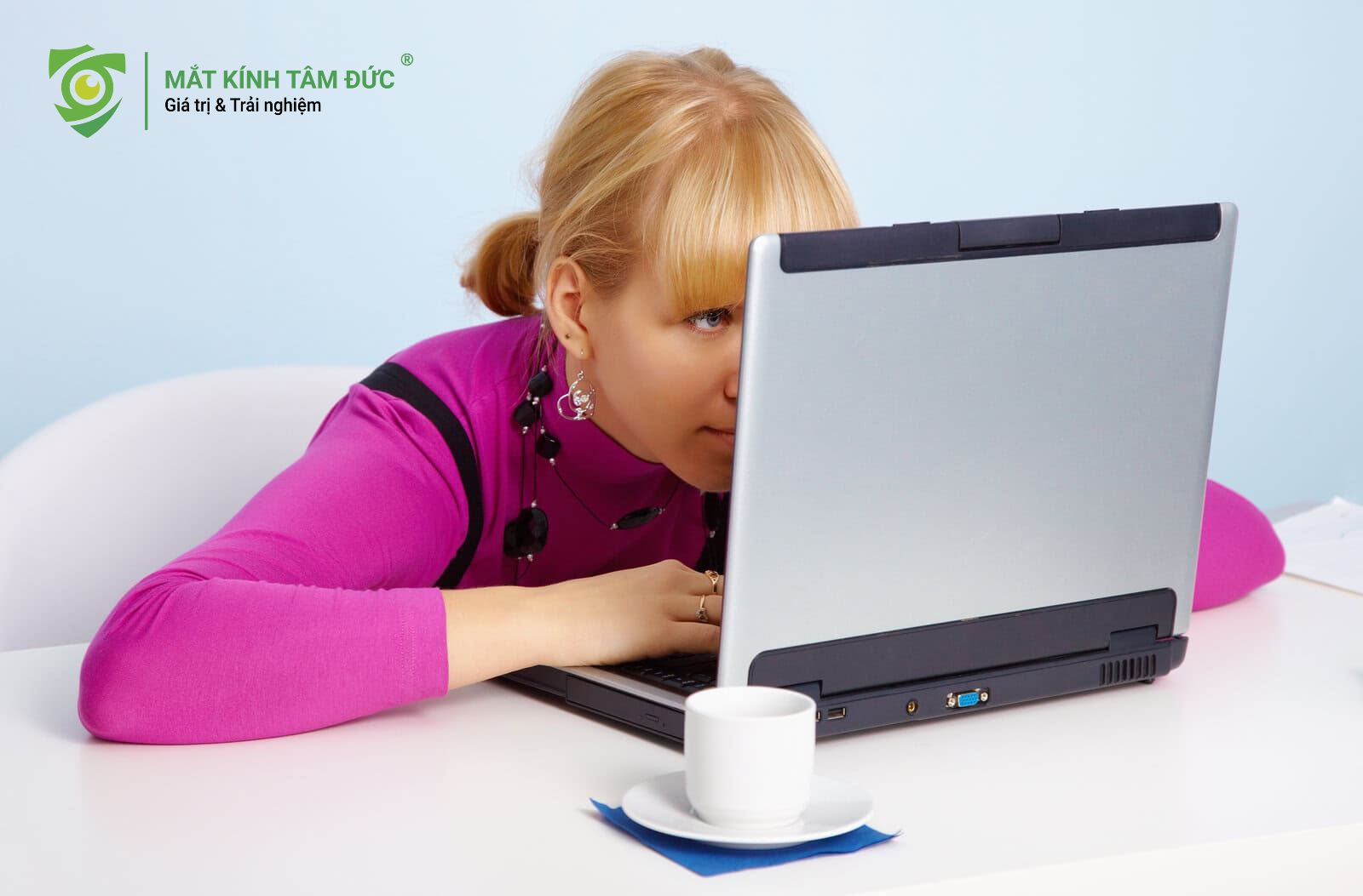 Chế độ làm việc cường độ cao và quy tắc nhìn gần nguyên nhân gây ra cận thị
