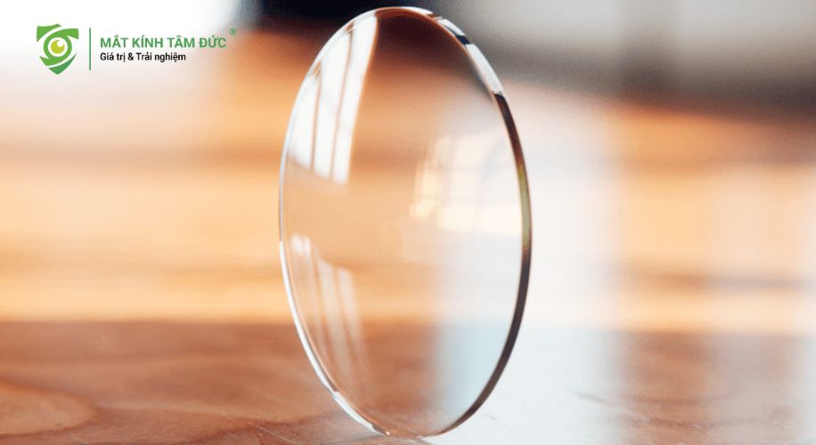 Đeo kính gọng chiết suất cao mỏng cho người cận 1 bên mắt