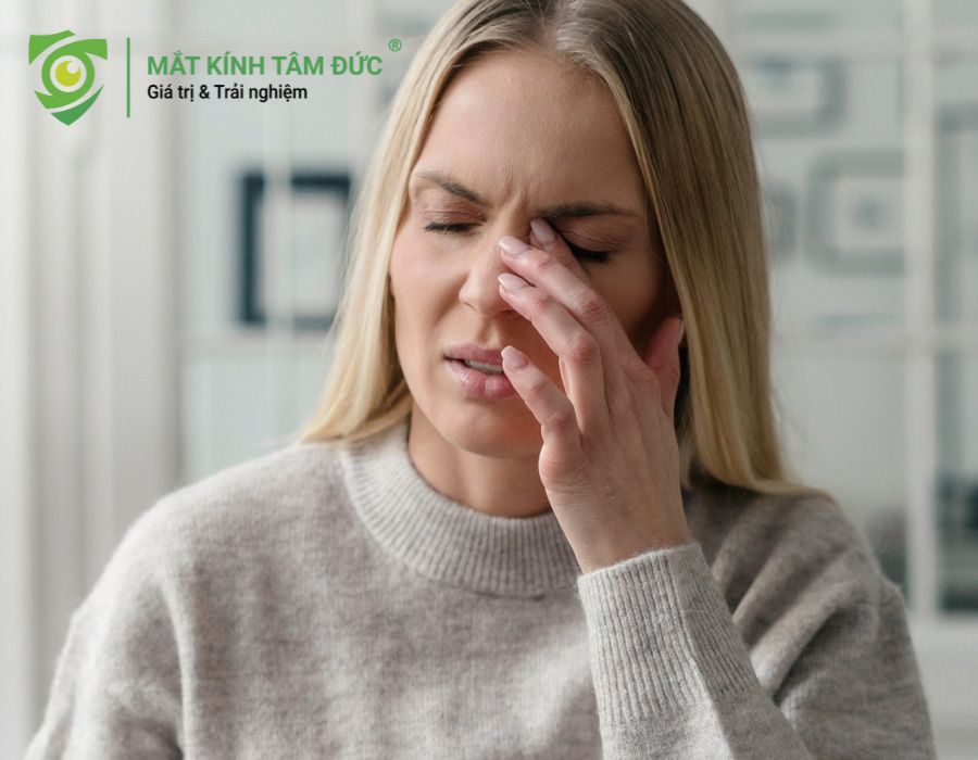 Vì sao khóc xong thường bị "cận thị giả"?