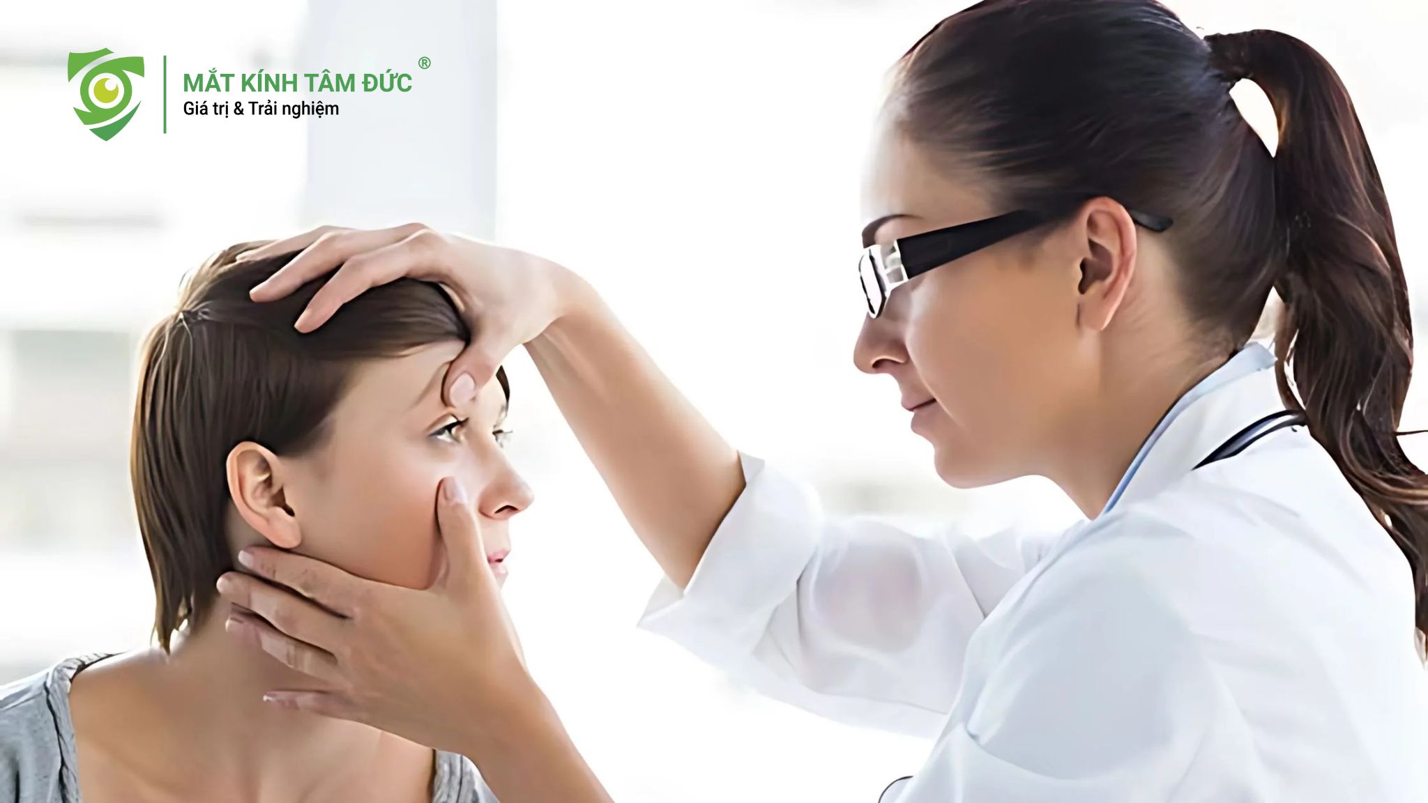 nên đến bác sĩ khi di vật trong mắt lấy không ra và cảm thấy đau mắt dữ dội
