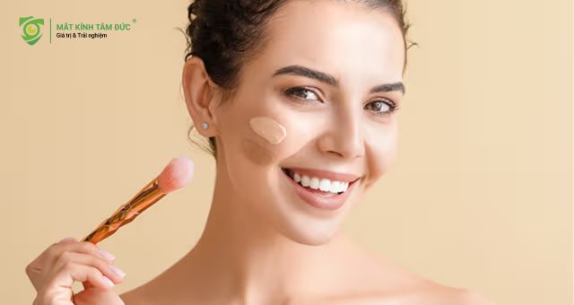 kỹ thuật đánh nền mỏng giúp hạn chế tối đa việc đọng phấn và xê dịch lớp makeup cho người đeo kính.