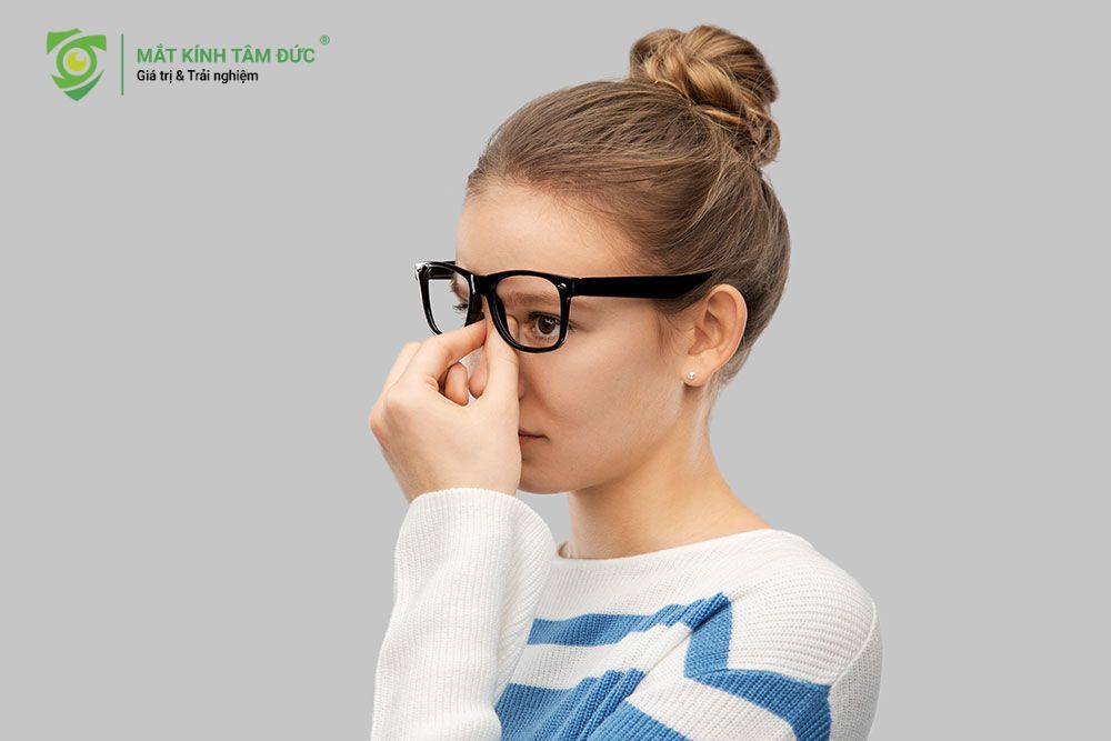 Những sai lầm khiến việc đeo kính gây mất thẩm mỹ sống mũi