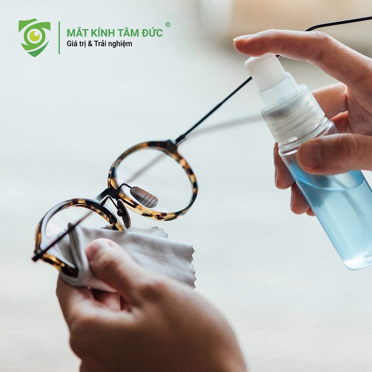 Bí quyết vệ sinh mắt kính sạch bong không cần dùng cồn lau mắt kính sử dụng nước lau kính chuyên dụng