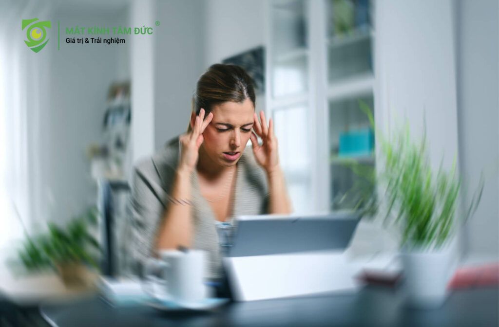 Mắt khỏe luôn phải gồng gánh và điều tiết gấp đôi công suất để bù đắp cho bên mắt bị cận lệch độ nên thường xuyên đau đầu, choáng