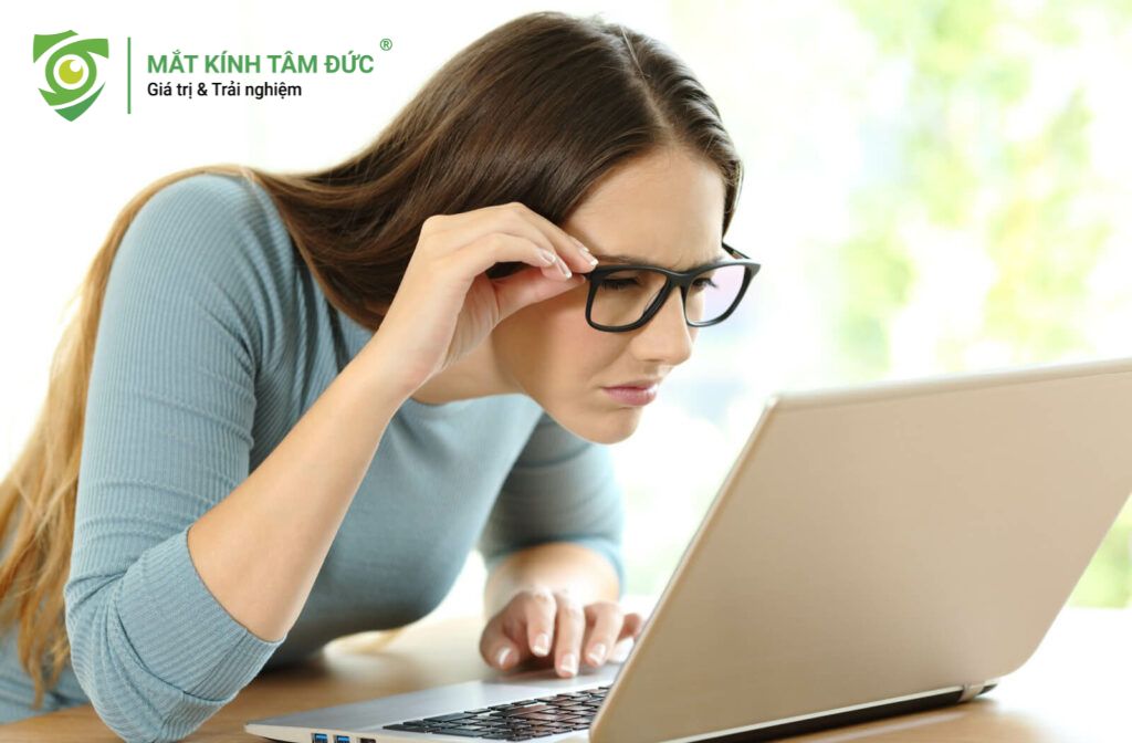 Tư thế học tập và làm việc sai lệch khiến một mắt phải gánh vác áp lực lớn hơn, từ đó gây ra hiện tượng bị cận 1 bên mắt.