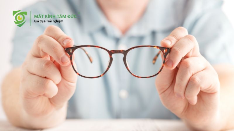 Tình trạng bị choáng khi đeo kính mới phụ thuộc vào độ kính và thời gian thích nghi