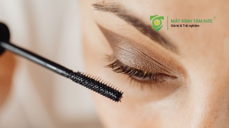Sử dụng mỹ phẩm vùng mắt phù hợp là một phần quan trọng trong cách chăm sóc mắt hằng ngày