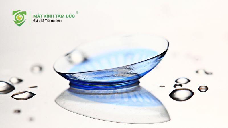 Đeo kính áp tròng đi mưa có được không? Cách xử lý khi nước mưa rơi vào mắt
