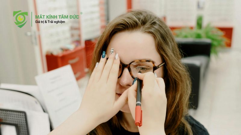 Loạn thị có cần đeo kính không và cách chọn kính phù hợp