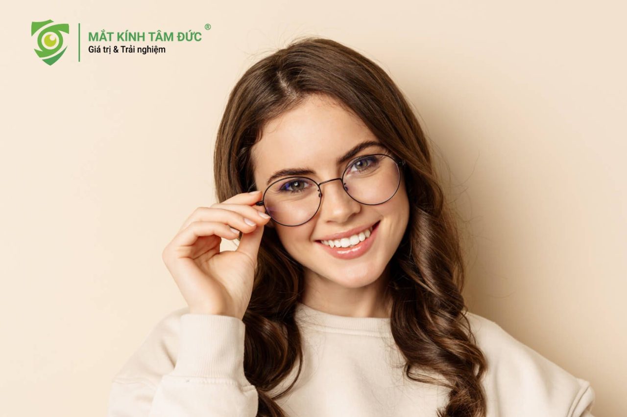 Bí quyết makeup cho người đeo kính: Cách giữ lớp nền không bị hằn ở mũi.