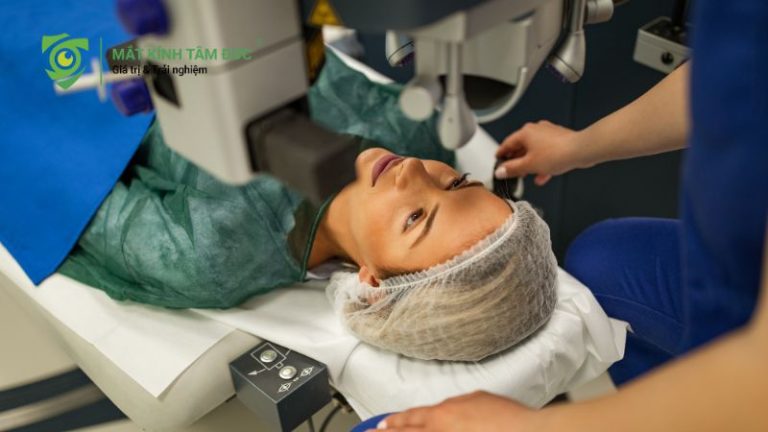 Mắt cận 10 độ có mổ được không? Ai đủ điều kiện và ai không nên mổ