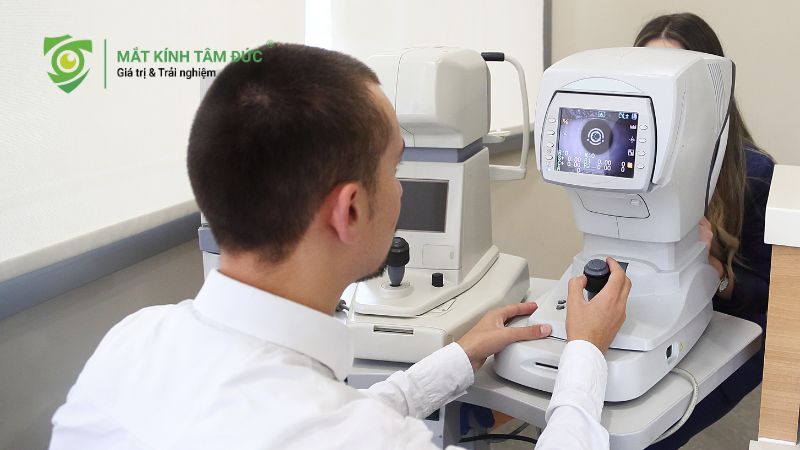 Mắt cận 10 độ có mổ được không? Ai đủ điều kiện và ai không nên mổ