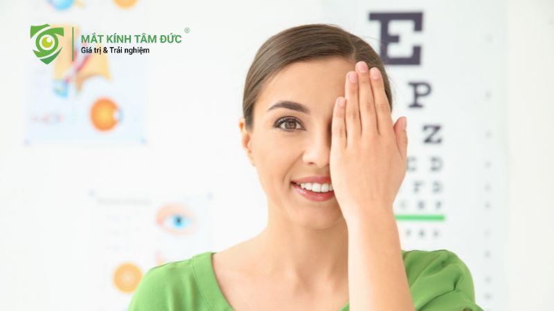 Mắt cận 2 độ nhìn được bao xa? Dấu hiệu cần biết