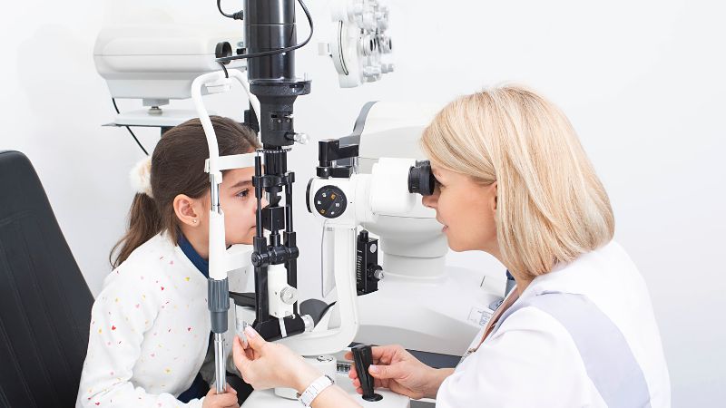 Mắt cận 2 độ nhìn được bao xa? Dấu hiệu cần biết